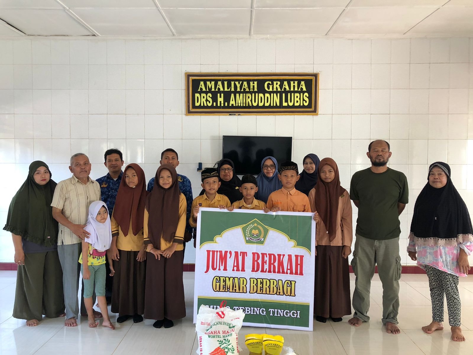 Kegiatan Jumat Berkah MIN 2 Tebing Tinggi Gemar Berbagi Dengan Kunjungi Panti Asuhan