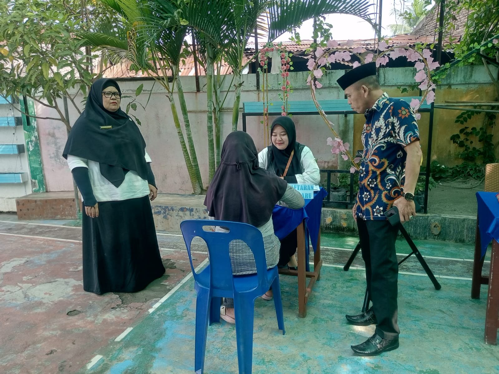 Kunjungan Bapak Kasi kemenag dalam meninjau kegiatan PPDB di MIN 2 Tebing Tinggi